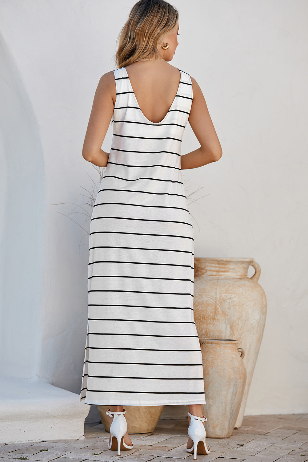Weißes, gestreiftes, ärmelloses maxikleid mit schlitzen und offenem rücken
