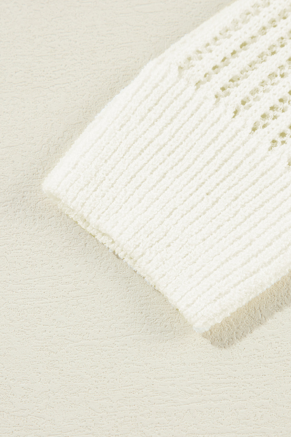 Weiße, einfarbige, leichte, offen gestrickte tunika-strickjacke