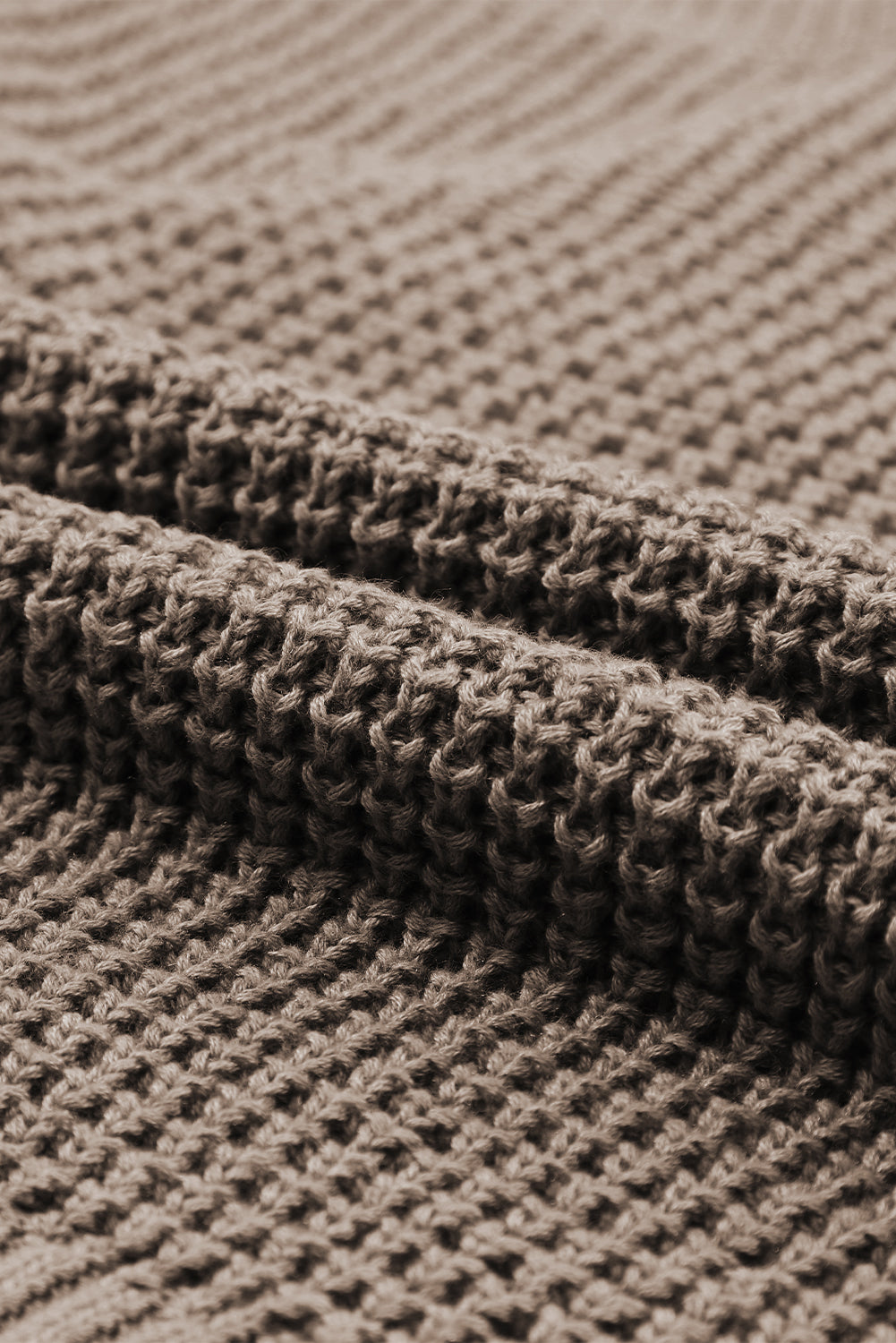Khakifarbener pointelle-strickpullover mit v-ausschnitt und überschnittenen schultern