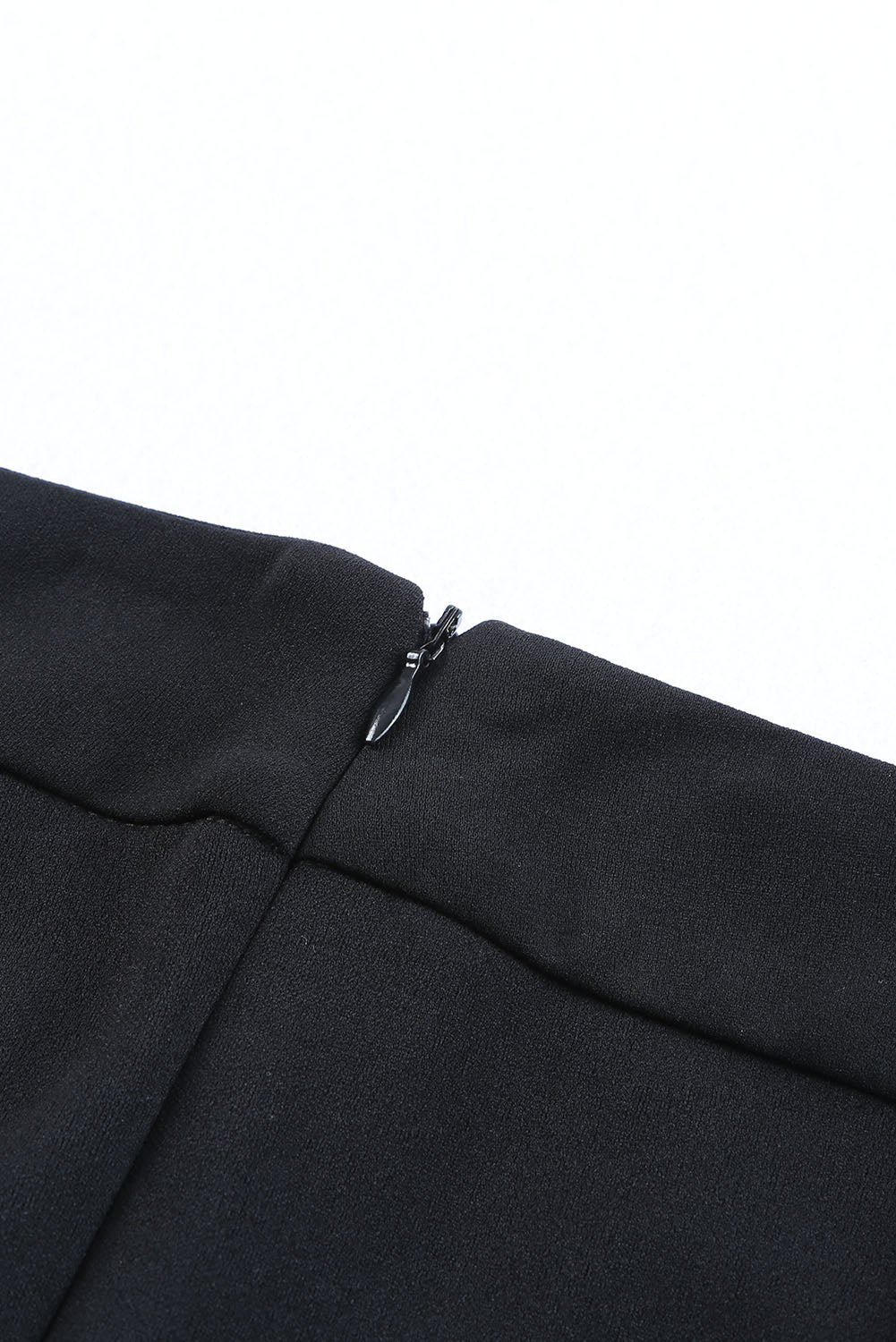 Schwarze hose mit geteiltem saum und hoher taille