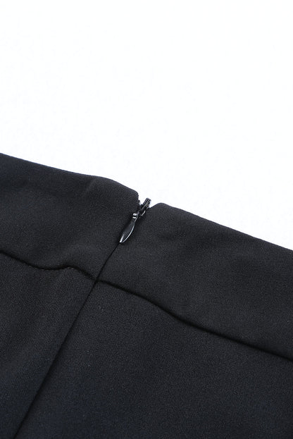Schwarze hose mit geteiltem saum und hoher taille