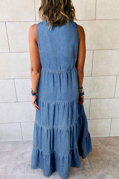 Blaues ärmelloses gestuftes chambray-maxikleid