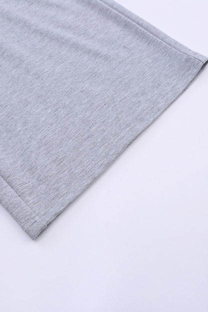 Grauer spaghetti-träger-overall mit aufgesetzten taschen und weitem bein