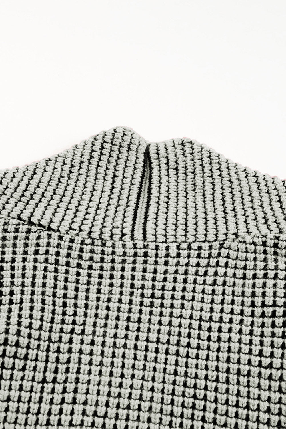 Grauer strukturierter strick-cardigan mit taschen