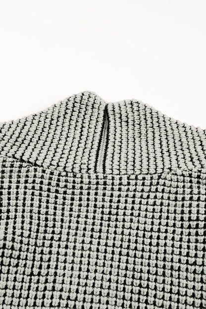 Grauer strukturierter strick-cardigan mit taschen