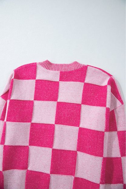 Rosa karierte strickjacke mit v-ausschnitt und geknöpften schultern