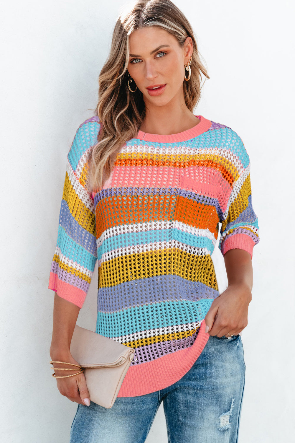 Rosa gestreifter colorblock pullover mit 3/4-ärmeln aus gehäkeltem material