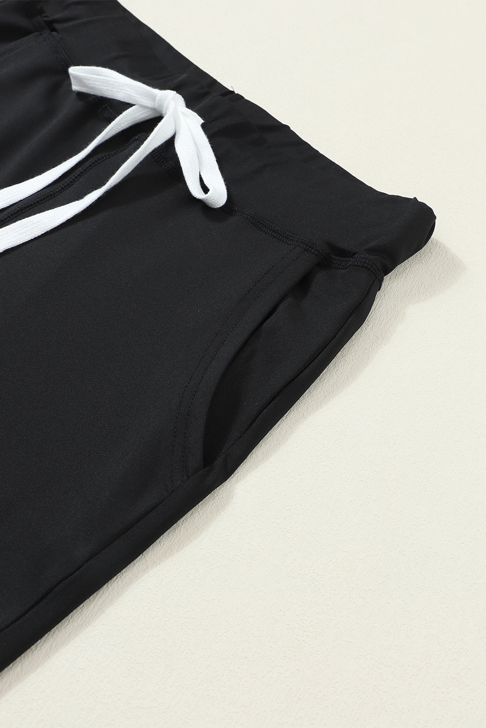 Schwarze jogginghose mit kordelzug an der taille