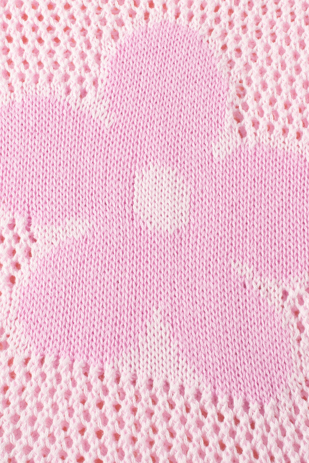 Rosafarbener pullover mit großer blume und hohlen schultern aus strick