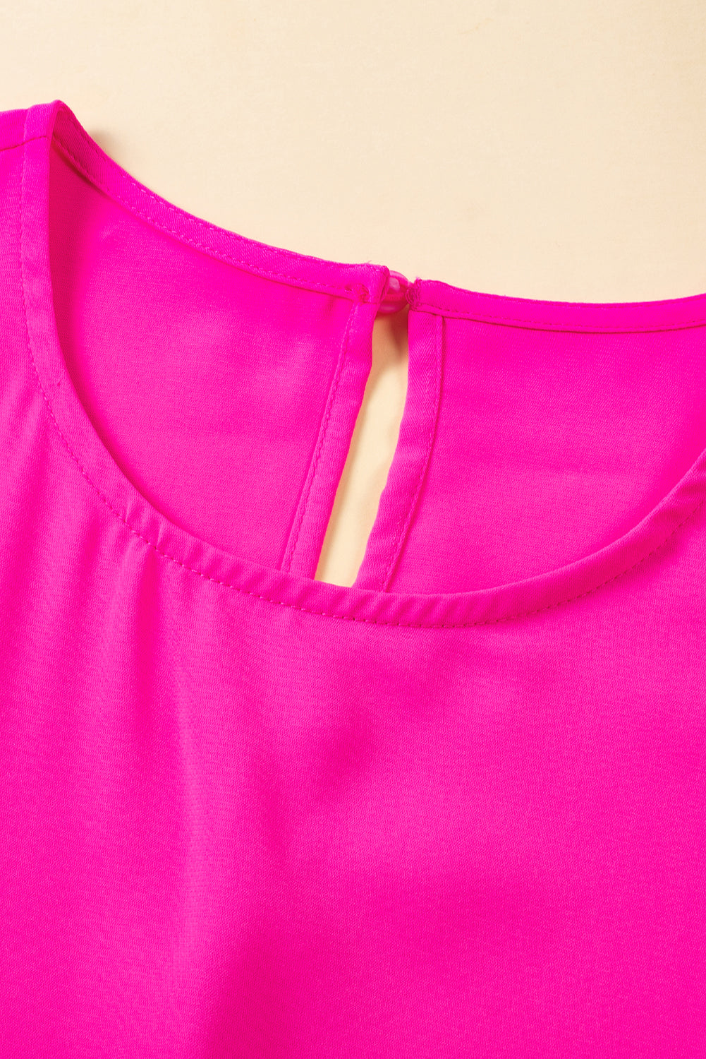 Leuchtend pinkes, unifarbenes Minikleid mit gerüschtem Rand und Schlüsselloch im Rücken