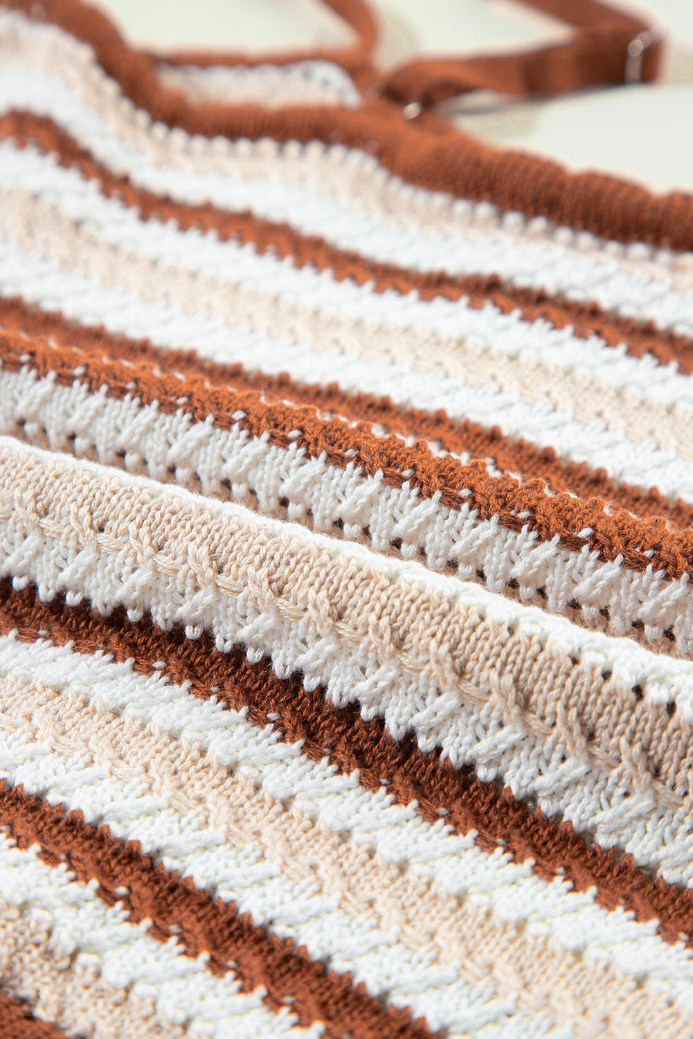 Kastanienbraune gestreifte strickweste mit knöpfen