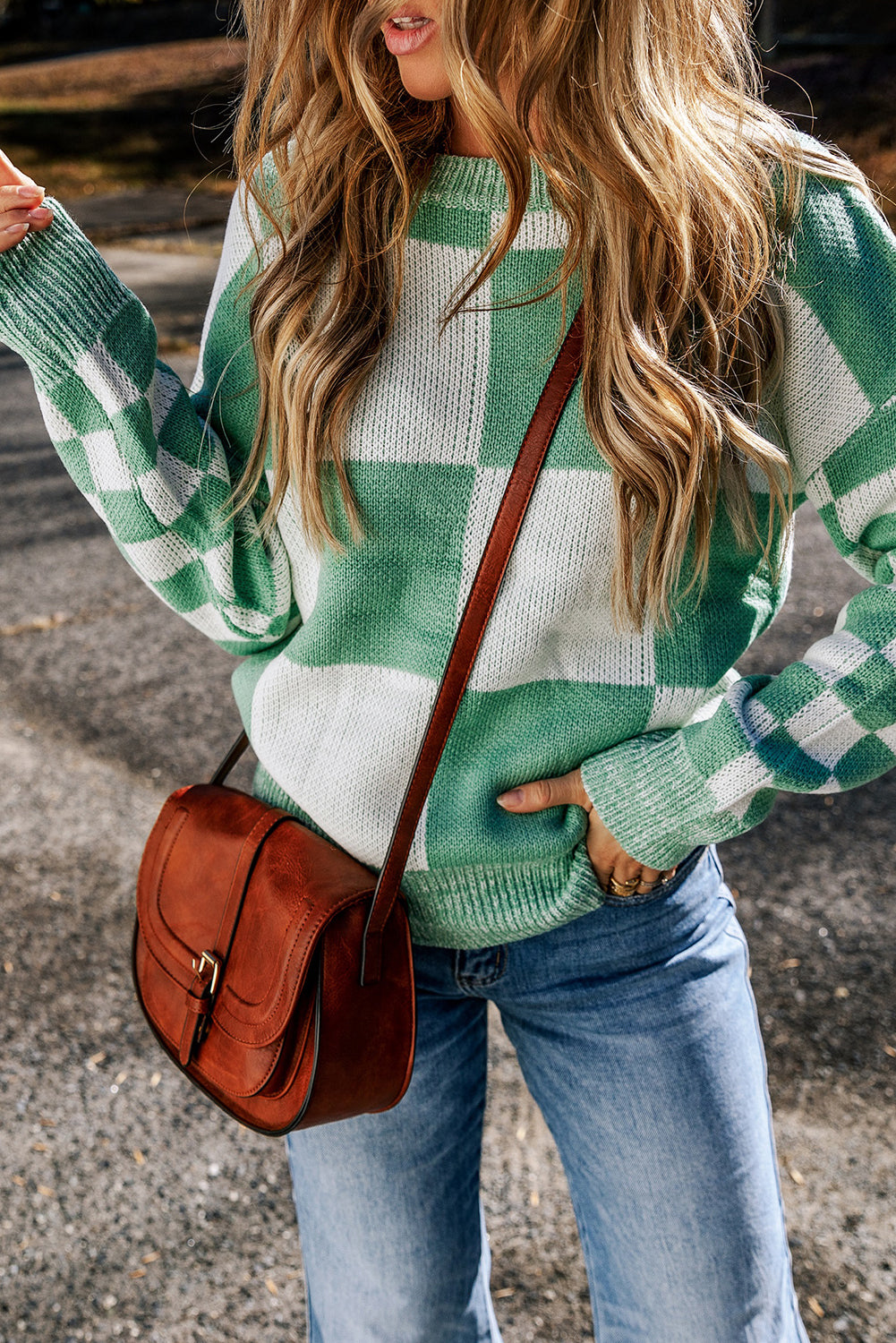Mintgrüner pullover mit karomuster und schultertaschen