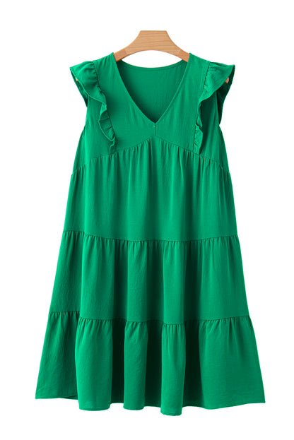 Leuchtend grünes, einfarbiges minikleid mit v-ausschnitt und rüschenbesatz