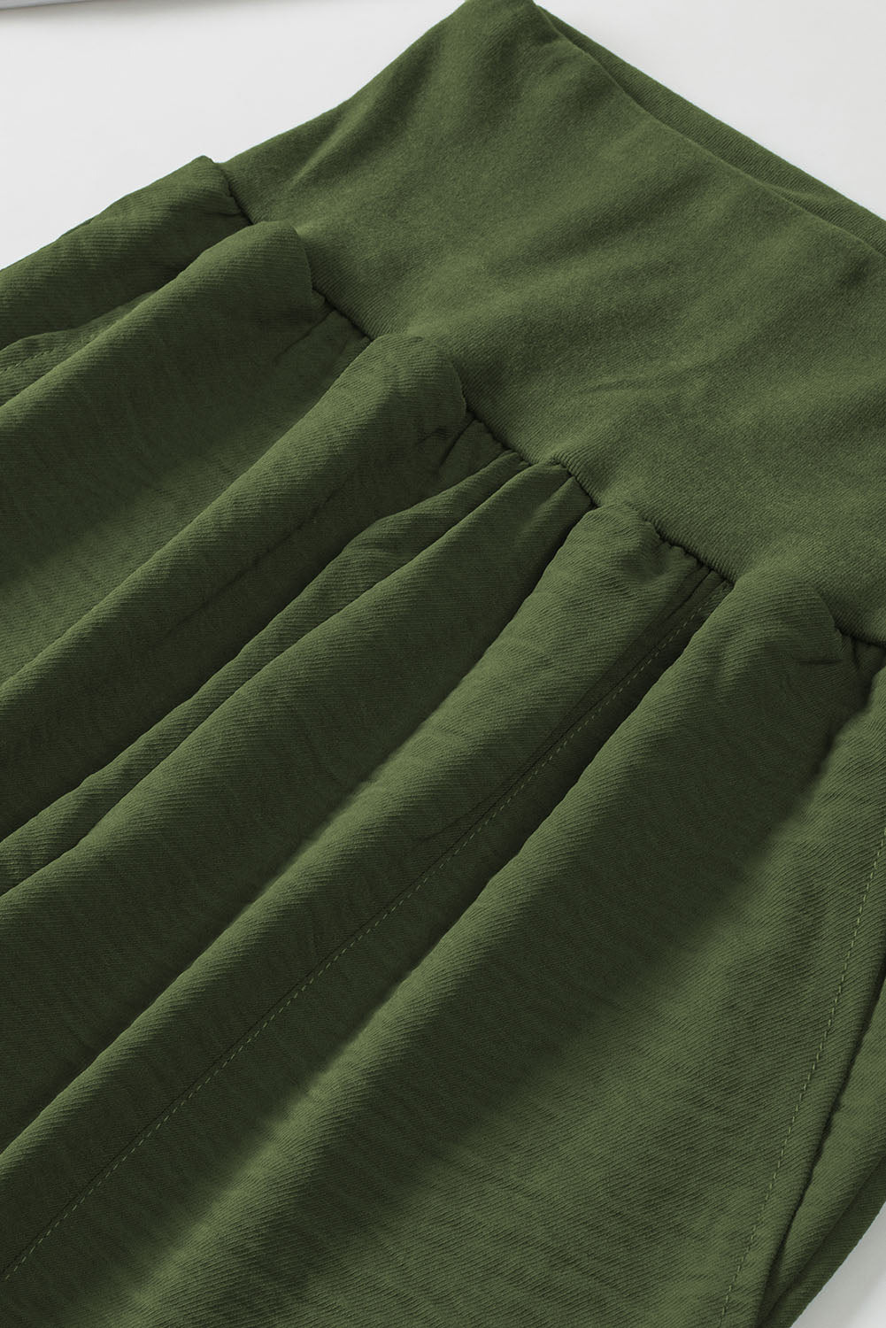 Grüne freizeit-jogger mit taschen