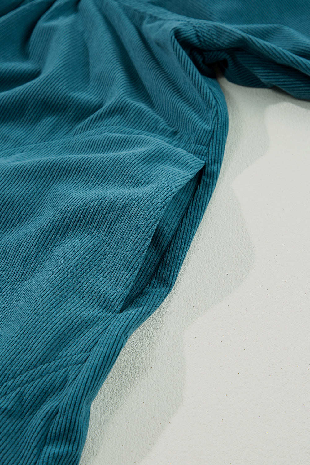 Blaues cord-knopf-kleid mit empire-taille und armband-ärmeln