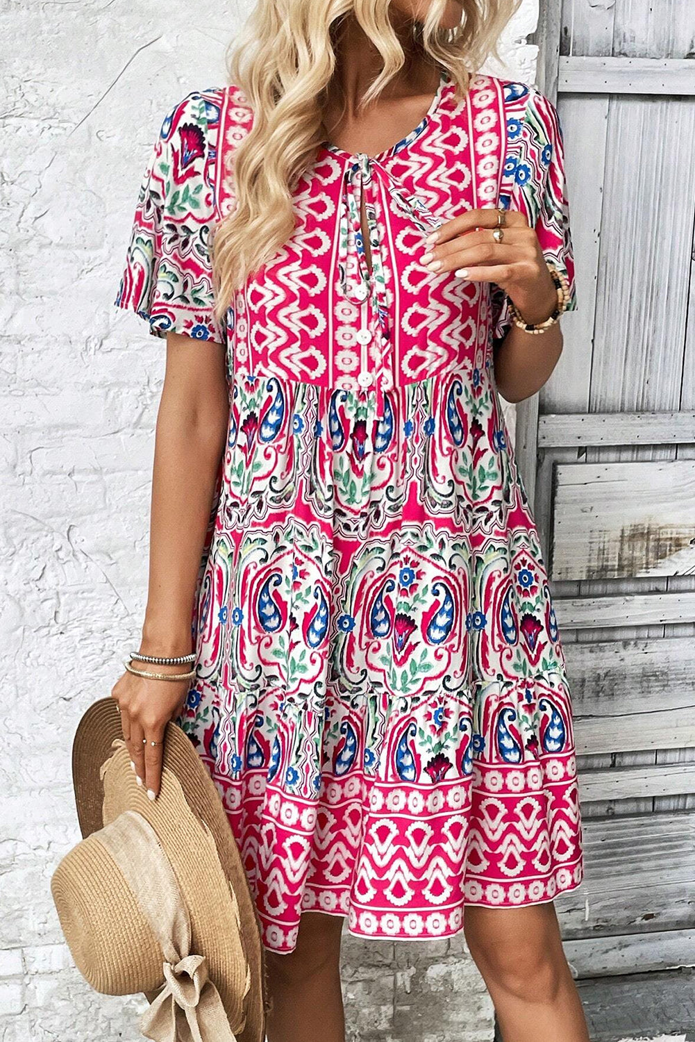 Rosa bohemian print krawattenausschnitt rüschensaum kurzes kleid