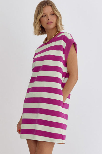Rosa gestreiftes Shift-T-Shirt-Kleid mit Ärmel und Taschen