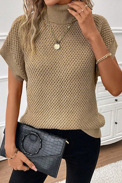 Blasser khaki-rollkragenpullover mit strukturierten kurzen ärmeln