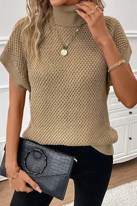 Blasser khaki-rollkragenpullover mit strukturierten kurzen ärmeln