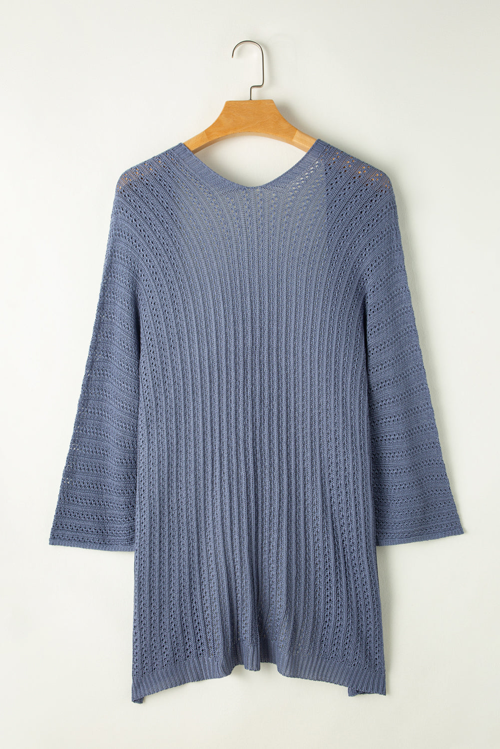 Himmelblauer strickcardigan mit hohlen armbändern an den ärmeln