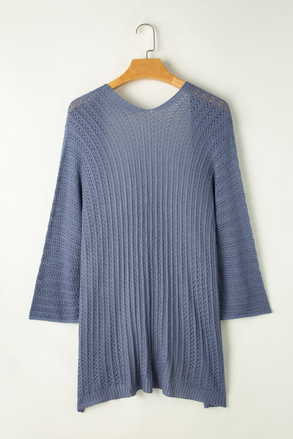 Himmelblauer strickcardigan mit hohlen armbändern an den ärmeln