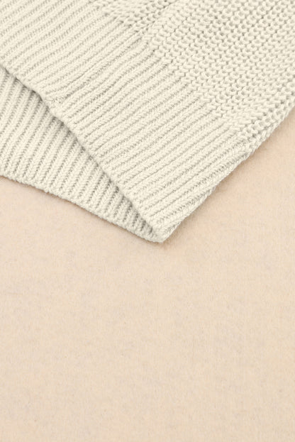 Beigefarbener pullover mit v-ausschnitt aus rippenstrick