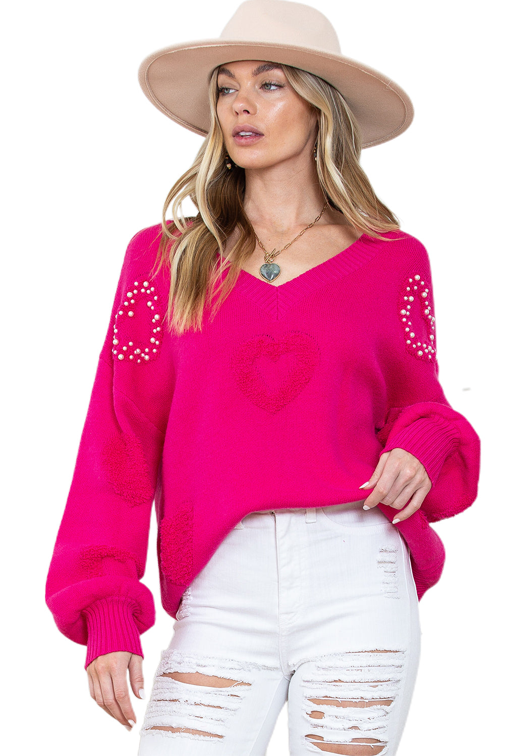 Rosenroter, perlenverzierter pullover mit v-ausschnitt und flauschigen herzen