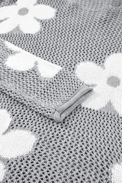 Hellgrauer pullover mit großer blume, hohl gestrickt und schulterfrei