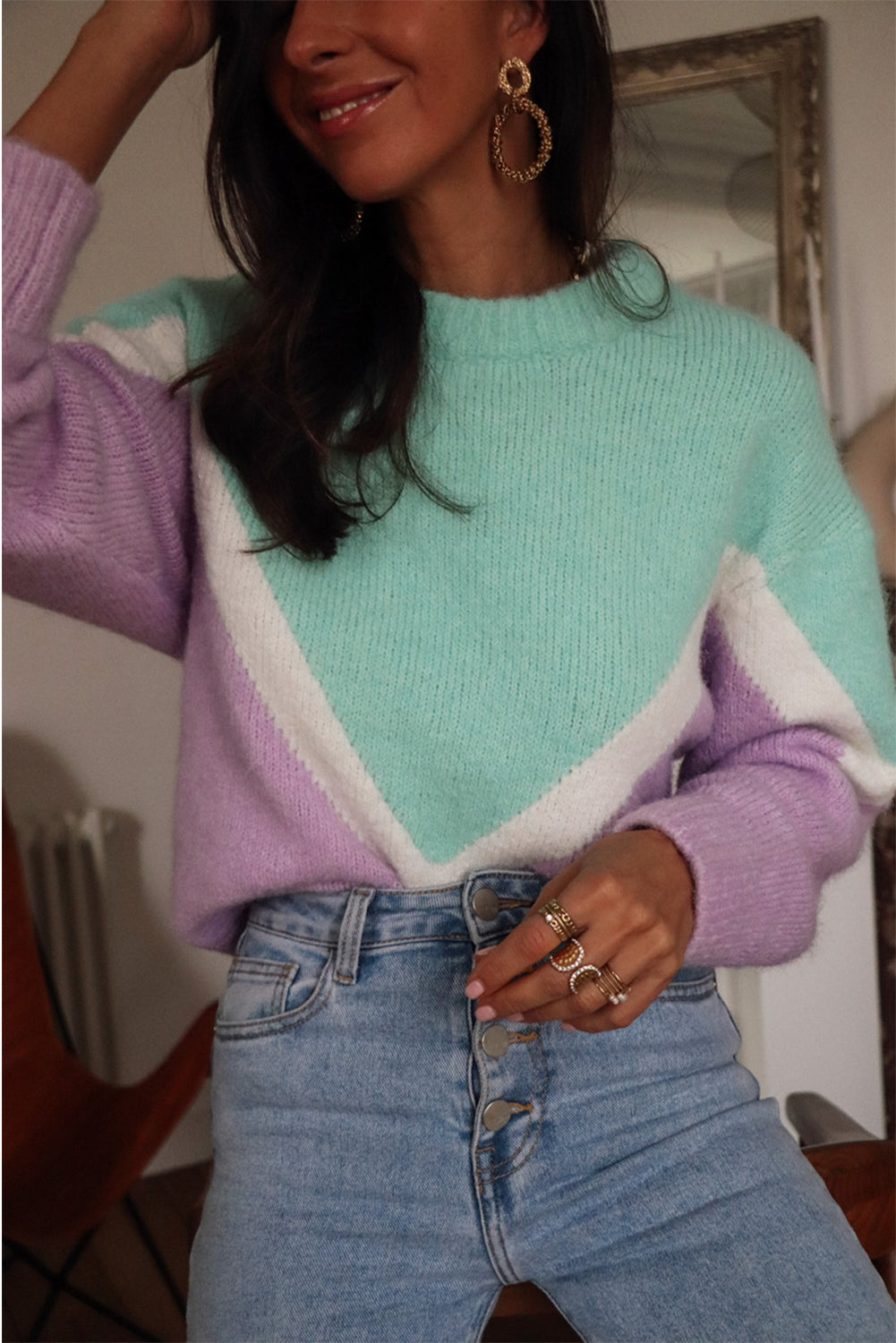 Grüner chevron colorblock strickpullover mit gerippten schultern