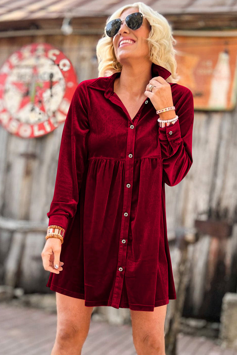 Feurig rotes kleid mit langen ärmeln und rüschen aus samt mit knopfleiste