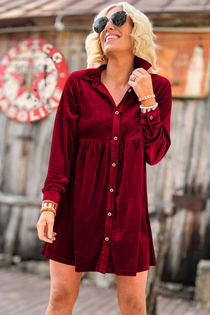 Feurig rotes kleid mit langen ärmeln und rüschen aus samt mit knopfleiste