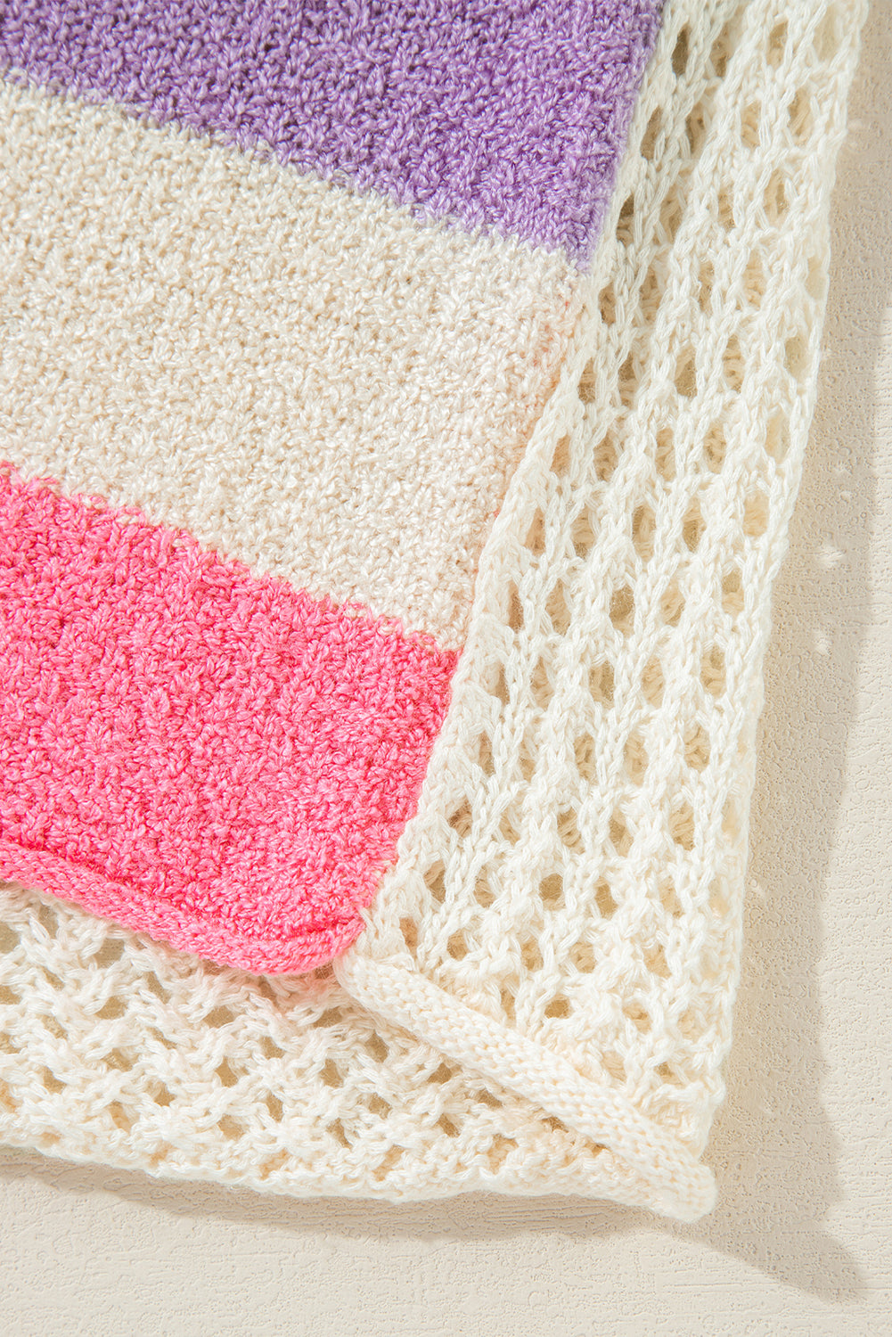 Rosa übergroßer colorblock-pullover mit v-ausschnitt und kapuze