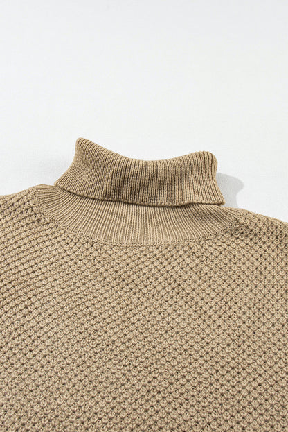 Blasser khaki-rollkragenpullover mit strukturierten kurzen ärmeln