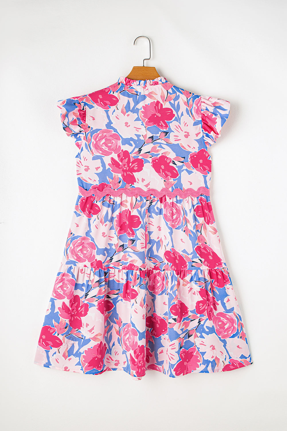 Rosa floral bedrucktes v gekerbtes ric rac kleid mit flatterärmeln
