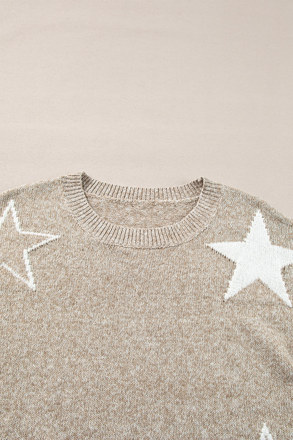 Khakifarbener pullover mit sternchenmuster und tropfenschulter