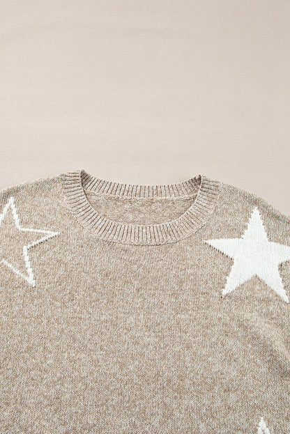 Khakifarbener pullover mit sternchenmuster und tropfenschulter