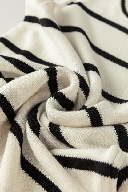 Weiß gestreifte pullover-weste mit rundhalsausschnitt