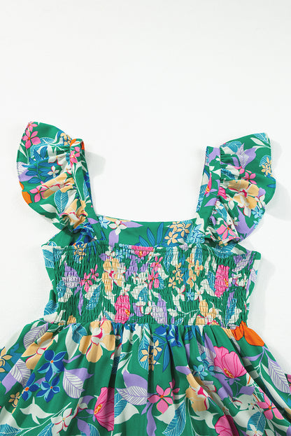 Grünes ärmelloses maxikleid mit blumendruck und rüschenbesatz