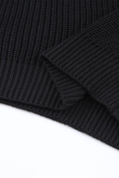 Schwarzer pullover mit v-ausschnitt aus rippenstrick