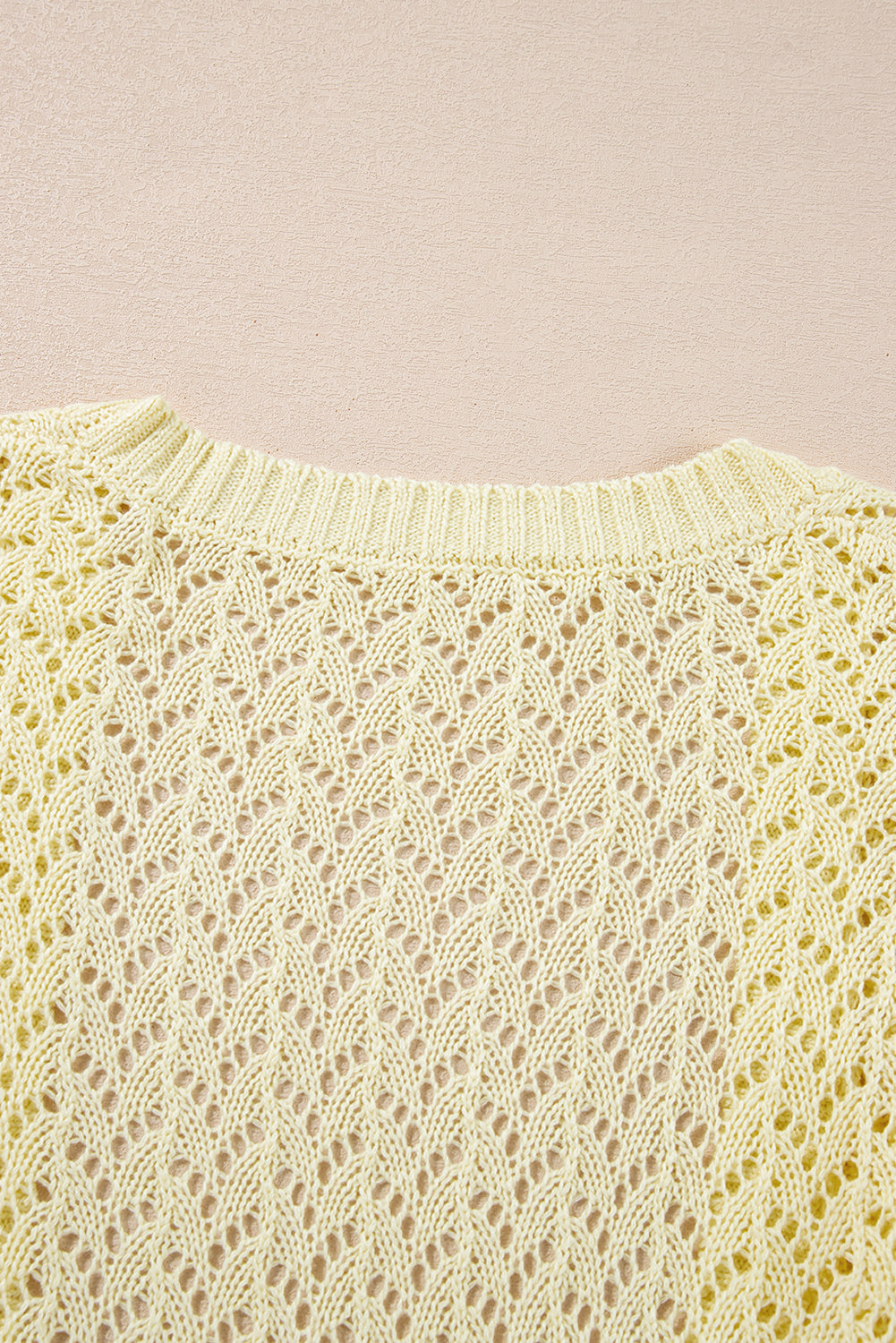 Gelbe creme pointelle-strickjacke mit offener vorderseite