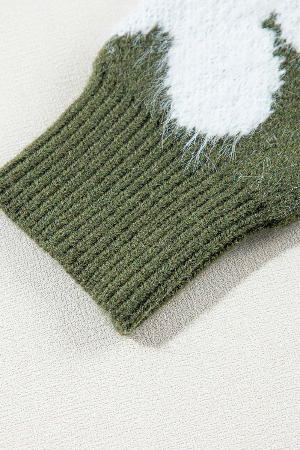 Moosgrüner pullover mit blumenärmeln und hängeschultern