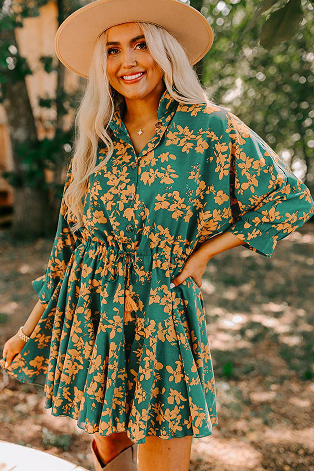 Grüner blumendruck kordelzug tunika kurzes kleid