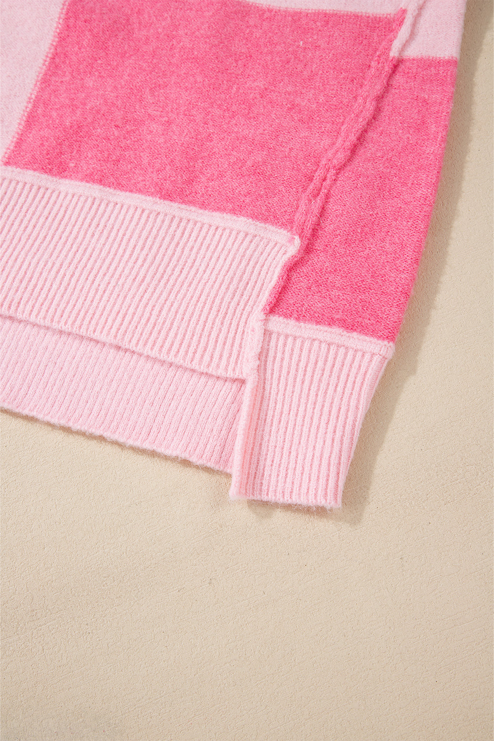 Rosa karierter, gestreifter, hochgeschlossener pullover mit farbblockmuster