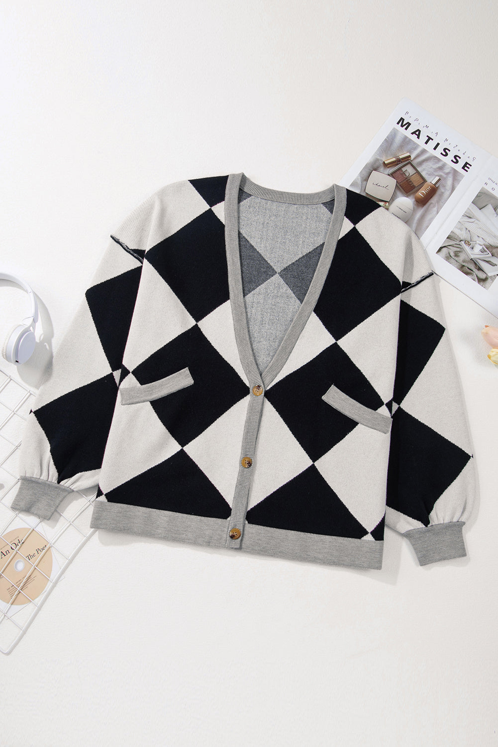 Schwarzer colorblock-cardigan mit geknöpften schultern und lockerer passform