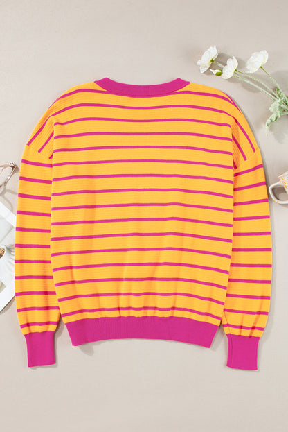 Orangefarbener gestreifter pullover mit rundhalsausschnitt und losen schultern
