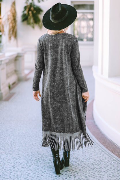 Schwarzer cardigan mit offener tasche und fransensaum