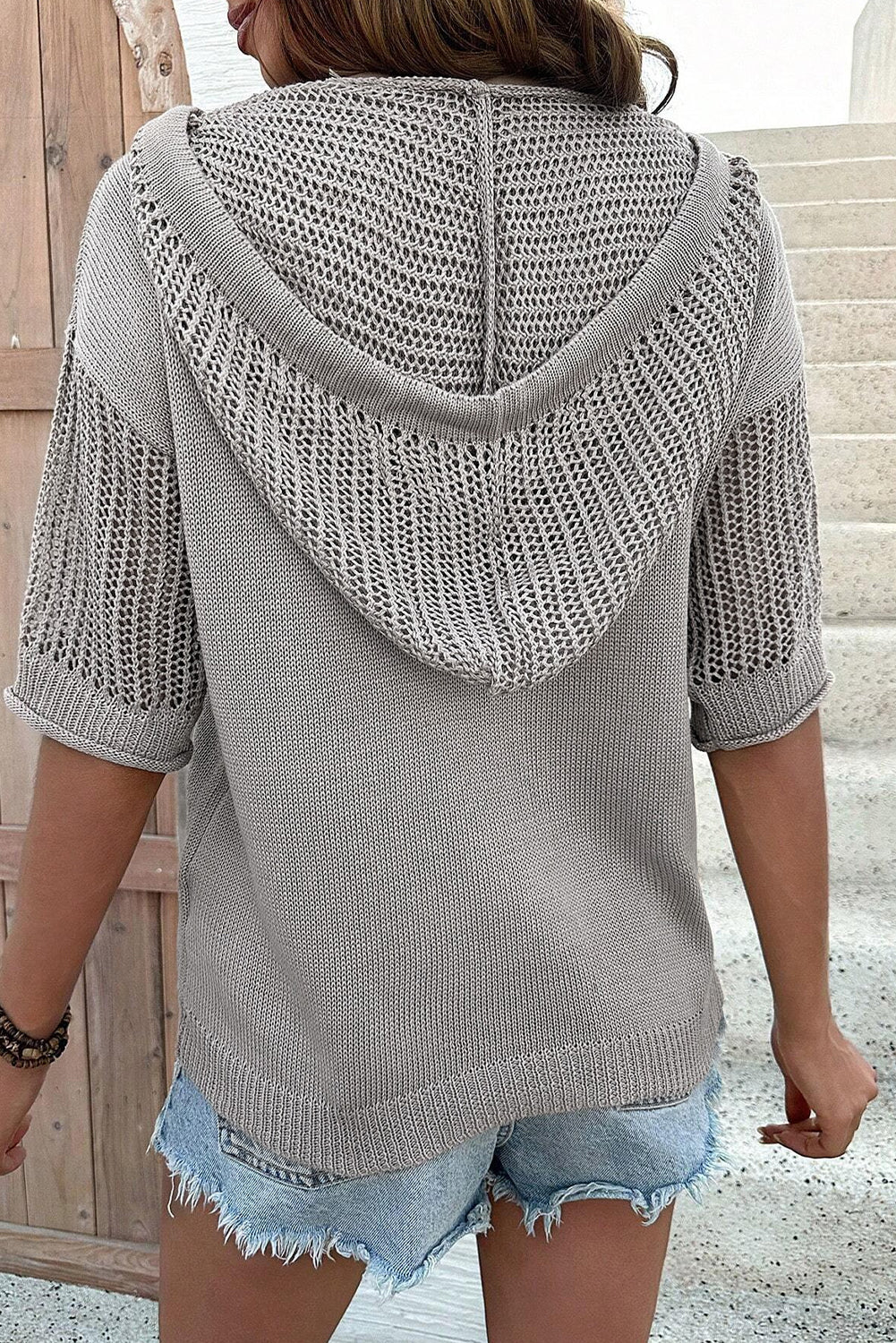 Hellgraues durchbrochenes kapuzenpullover-top mit kurzen ärmeln und kordelzug