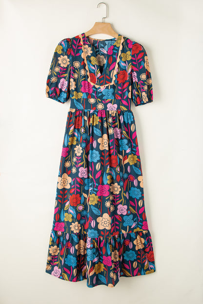 Grünes retro-maxikleid mit blumenmuster und geteiltem ausschnitt
