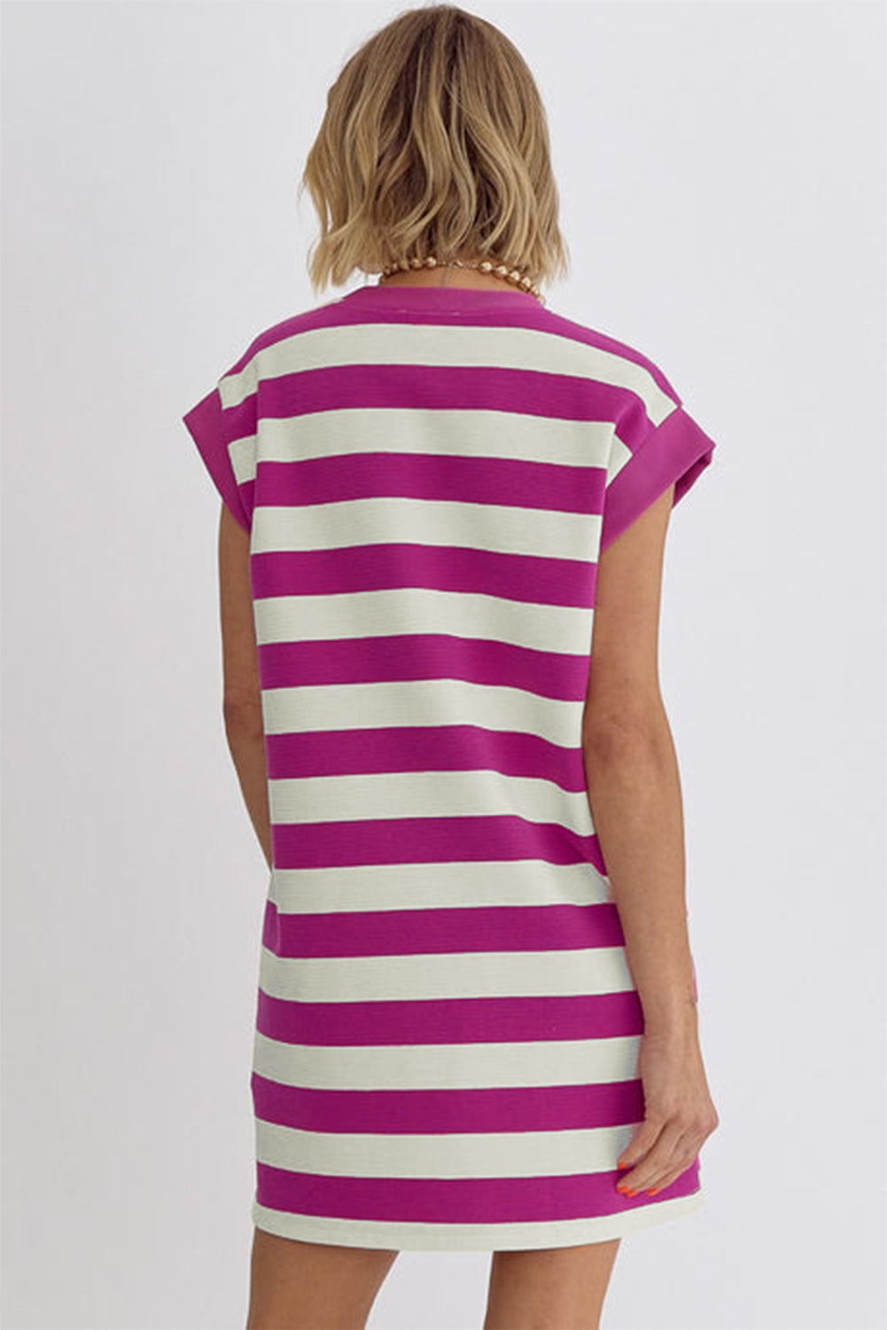 Rosa gestreiftes Shift-T-Shirt-Kleid mit Ärmel und Taschen