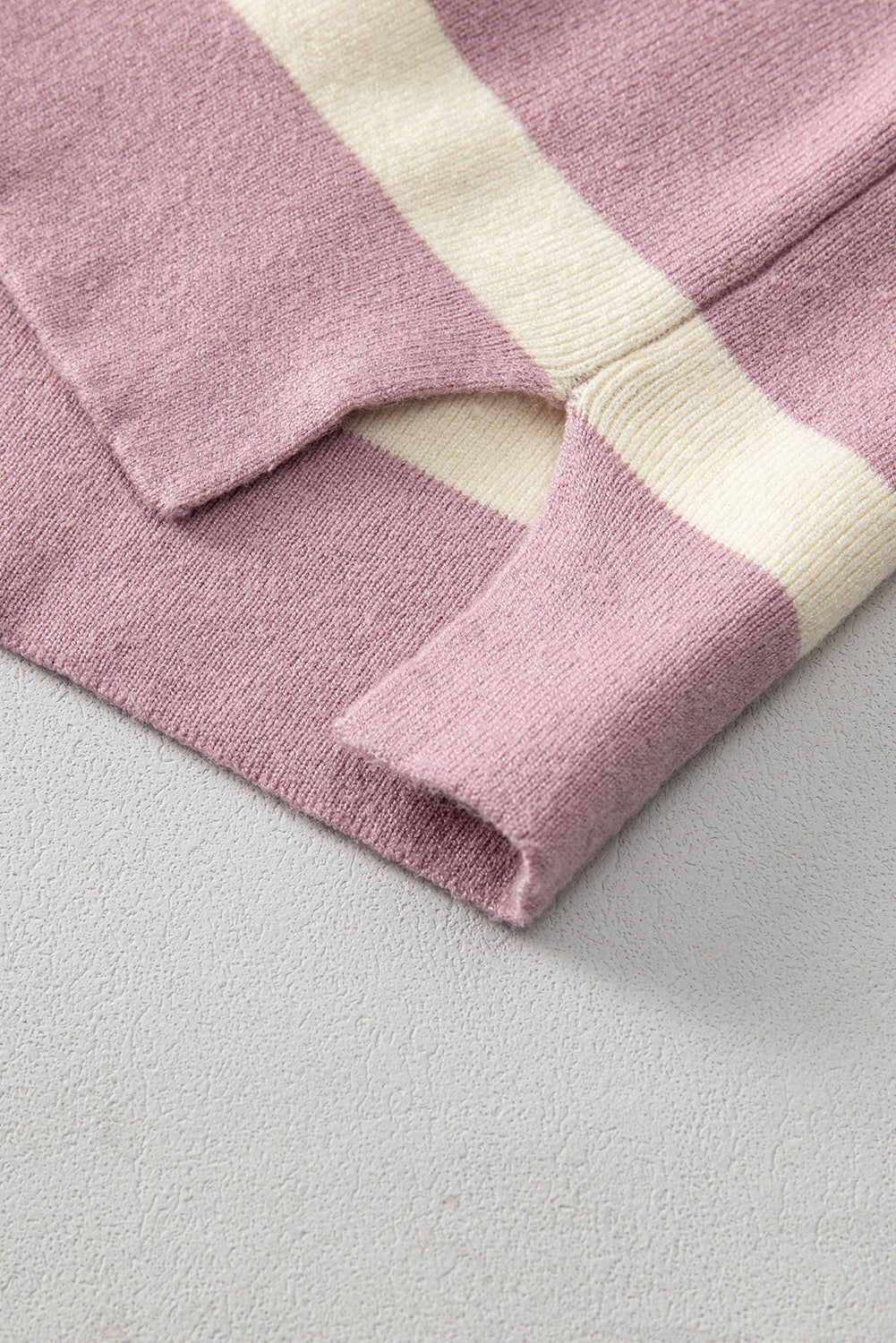 Rosa gestreifter colorblock-pullover in übergröße